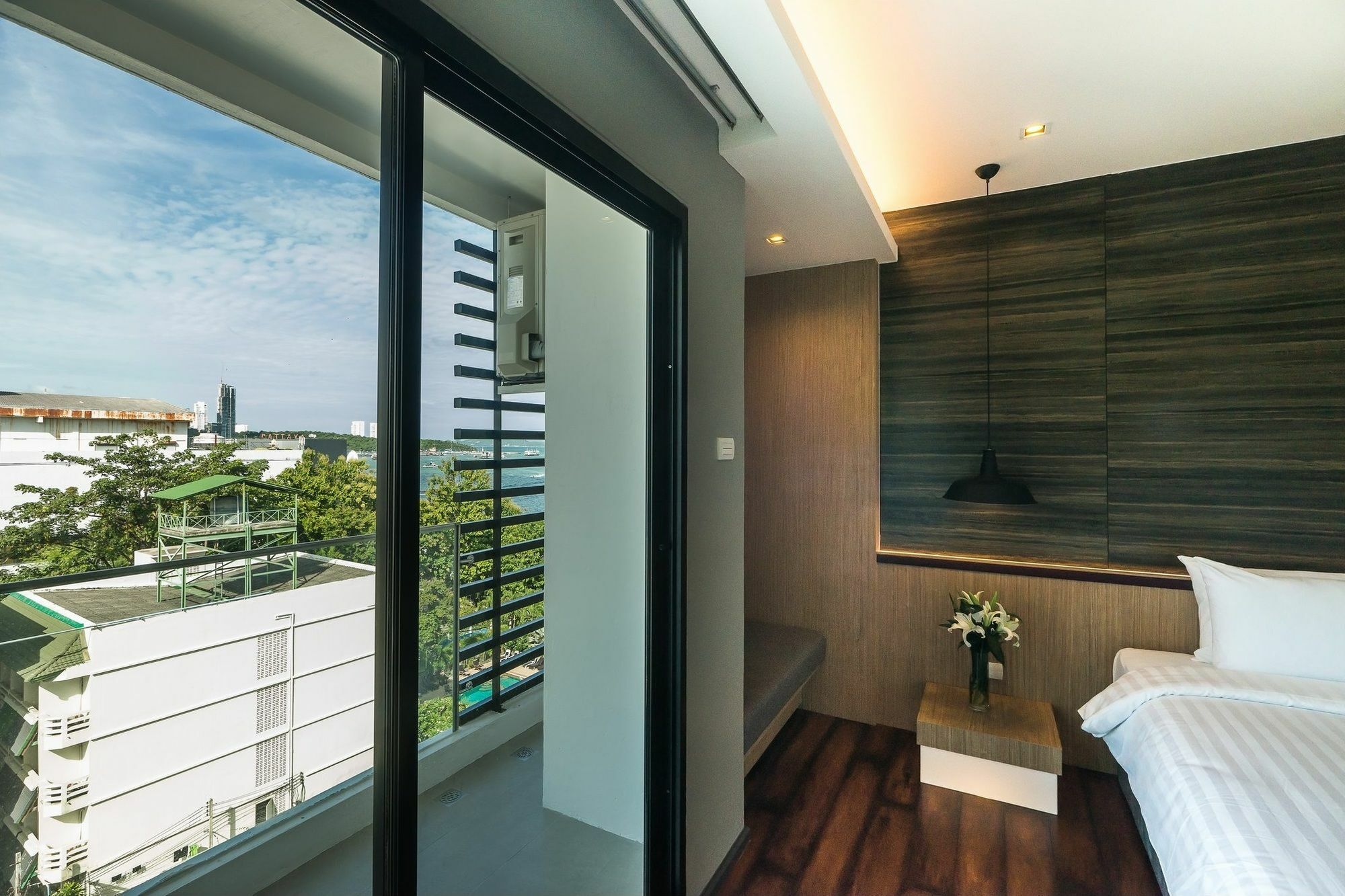 Sea Me Spring Hotel Pattaya Bagian luar foto